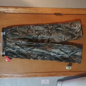 Camo pants Realtree Hardwoods.  Youth  20 reg.